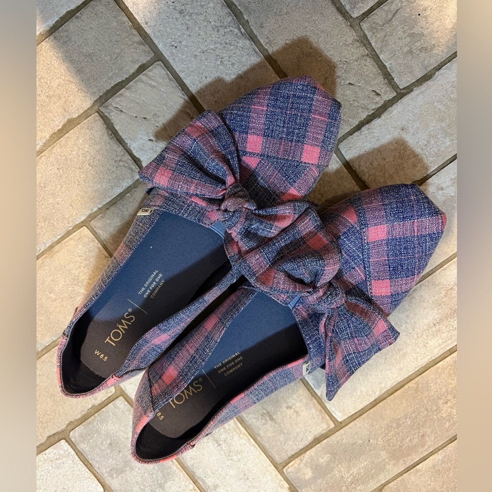 Cute Plaid Tom’s shoes with bow detail